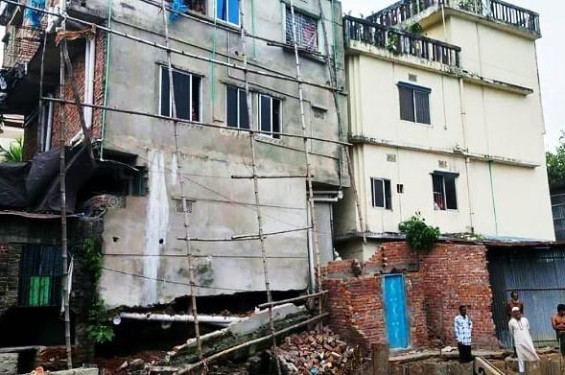 চট্টগ্রামের সরাইপাড়ায় হেলে পড়েছে একটি ৩তলা  ভবন