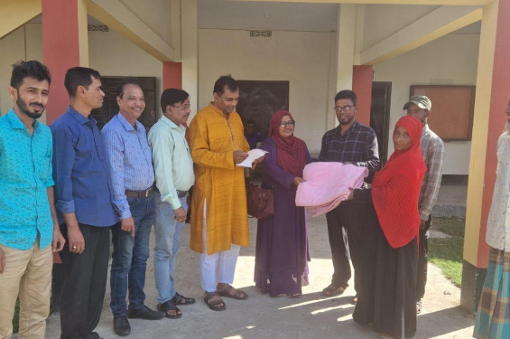 সাদিপুর ইউনিয়ন চেয়ারম্যান মুসার শীতবস্ত্র বিতরণ