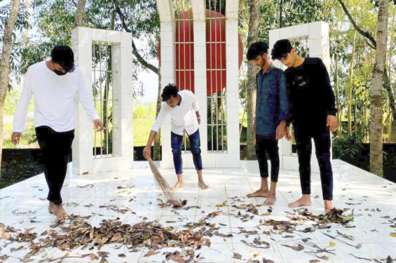 সাতকানিয়ায় শহীদ মিনার পরিষ্কার করলো কলেজ ছাত্রলীগ