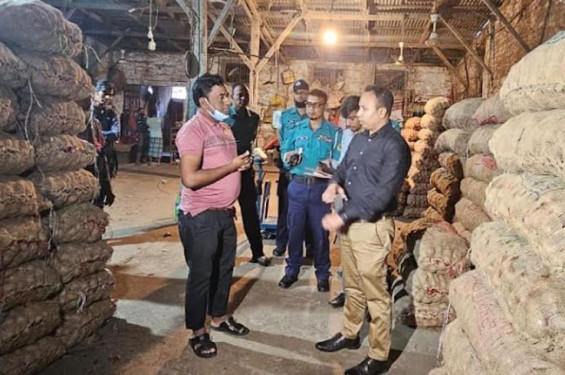 ‘পেঁয়াজ শূন্য’ চট্টগ্রামের ব্যবসা কেন্দ্র খাতুনগঞ্জের আড়ত