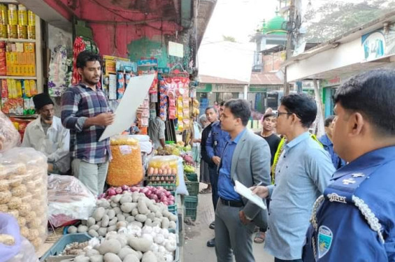সাতকানিয়ায় পেঁয়াজের বাজার নিয়ন্ত্রণে মোবাইল কোর্ট পরিচালনা করেন সহকারী কমিশনার (ভূমি) আরাফাত সিদ্দিকী।