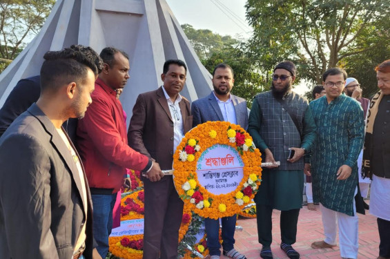 মহান বিজয় দিবস উপলক্ষে শান্তিগঞ্জ প্রেসক্লাবে নেতৃবৃন্দের পুষ্পস্তবক অর্পণ