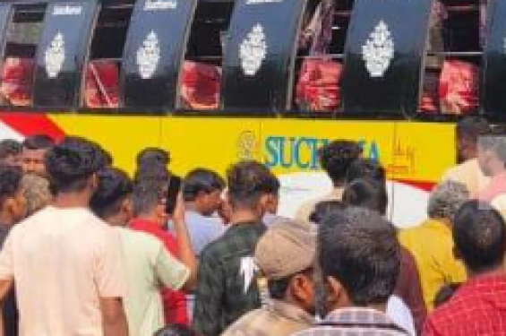 সীতাকুন্ডে যাত্রীবাহী বাস নিয়ন্ত্রণ হারিয়ে দোকানে ঢুকে পড়েছে, আহত ১০