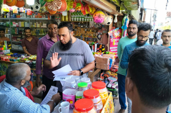মৌলভীবাজারে জনগণের মধ্যে জনমত তৈরির লক্ষ্যে পৌর বিএনপি লিফটের বিতরণ