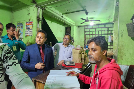 আলুর দাম নিয়ন্ত্রণে চট্টগ্রামের রিয়াজুদ্দিন বাজারের আলুর আড়তে ভ্রাম্যমাণ আদালত পরিচালনা