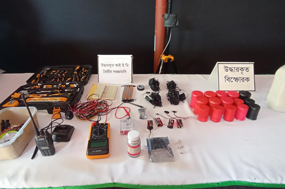 কক্সবাজারে বিপুল পরিমানে অস্ত্র তৈরীর সরঞ্জাম ও সামরীক পোষাক সহ তিন আরসা সদস্যকে আটক করেছে  র‌্যাব