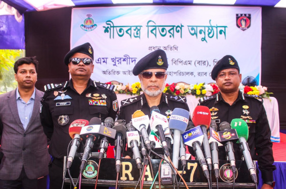 র‍্যাব-৭ কর্তৃক গরীব, দুস্থ ও শীতার্তের মাঝে শীতবস্ত্র বিতরণ