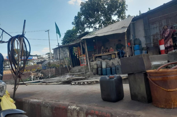 চট্টগ্রামের ভাসমান তেলের টংগুলো অবৈধ হলেও চলছে প্রশাসনসহ কতিপয় সাংবাদিককে মাসোহারার মাধ্যমে