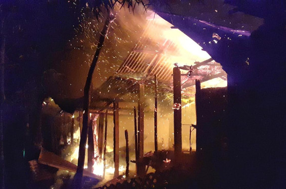 আগুনে পুড়ল তিন বসতঘর