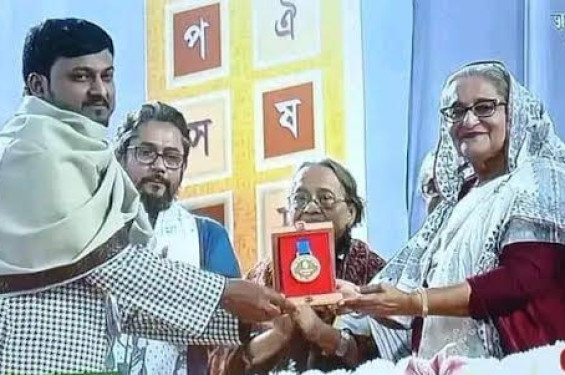 সুমনসহ ১৬ জনের হাতে বাংলা একাডেমি পুরস্কার তুলে দিলেন প্রধানমন্ত্রী
