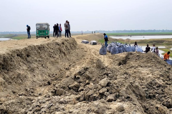 শান্তিগঞ্জের ফসল রক্ষা বাঁধ শেষ হওয়ার আগেই ধ্বস