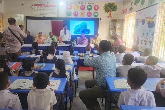স্মার্ট ক্লাস রুমে খেলার ন্যায় পড়ছে শিক্ষার্থীরা