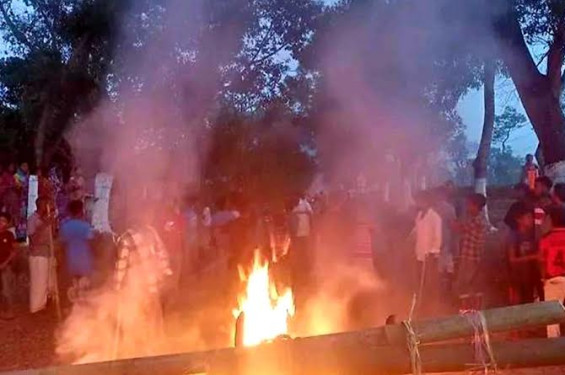 দ্রুতগামী কারেরচাপায় চা শ্রমিকের মৃত্যুর প্রতিবাদে টায়ার জ্বালিয়ে সড়ক অবরোধ
