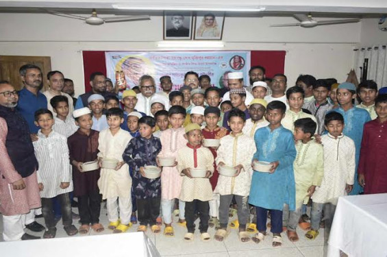 শিশুদের মাঝে প্রতিমন্ত্রী শফিক চৌধুরীর ইফতার বিতরণ