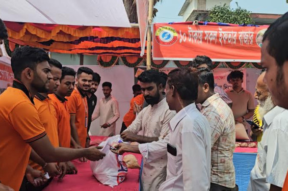 সরাইলে শতাধিক পরিবার পেলো ১০ টাকা’য় ইফতার সামগ্রী