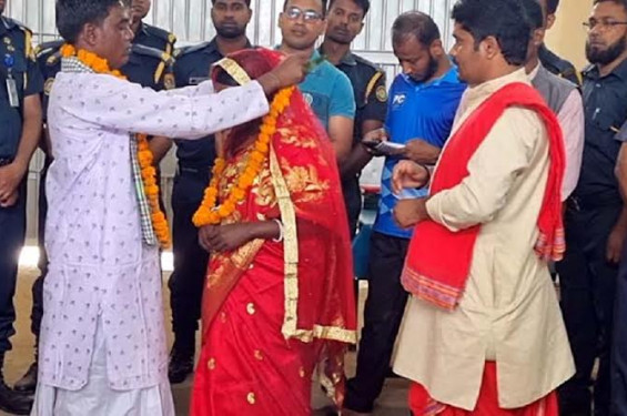 ৯০ দিনের শিশুকে কোলে নিয়ে বিয়ের পিঁড়িতে রাজনগরের মা