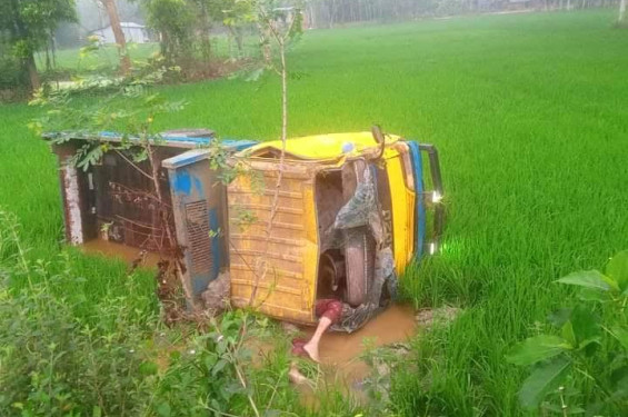 বোয়ালখালীতে ট্রাক উল্টে পড়ে প্রাণ গেল একজনের