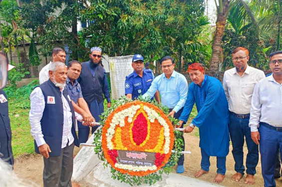 শান্তিগঞ্জে শহীদ তালেব উদ্দিন ও কৃপেন্দ্র দাশের সমাধিতে প্রশাসনের পুস্পস্তবক অর্পণ