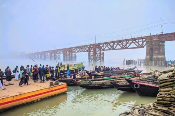 দুই ফেরি নষ্টে, পরীক্ষার্থী সহ জনসাধারণ কষ্টে