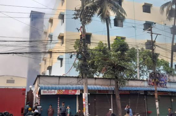 চট্টগ্রামের বায়েজিদে জুতার কারখানায় আগুন, ১ জন আহত