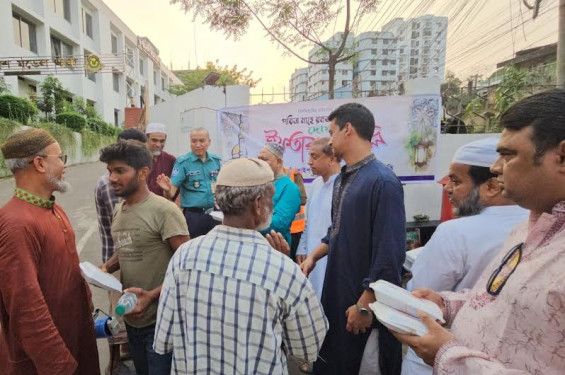 ইফতার নিয়ে অসহায় ও দুস্থদের পাশে পাচলাইশ আবাসিক  এলাকা কল‍্যাণ সমিতি