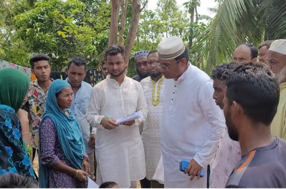 শান্তিগঞ্জে ঘূর্ণিঝড়ে ক্ষতিগ্রস্ত পরিবারের মাঝে আর্থিক সহায়তায় দিচ্ছেন সাদাত মান্নান অভি
