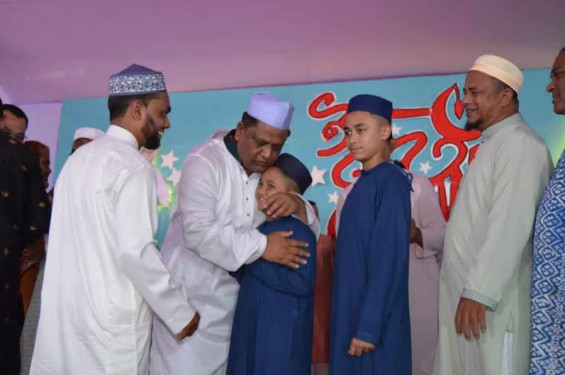মেয়র আনোয়ারুজ্জামান চৌধুরীর ব্যতিক্রম ঈদ শুভেচ্ছা বিনিময়