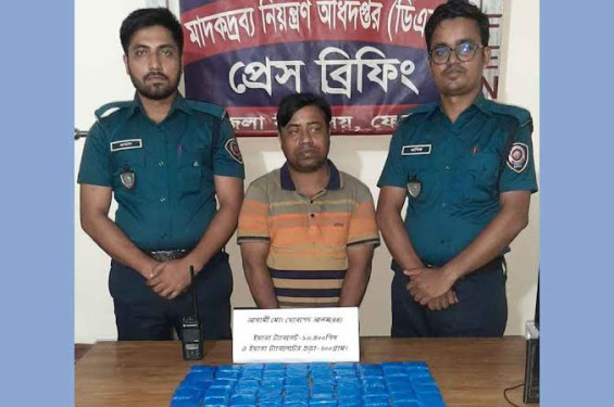 ফেনীতে হাত ব্যাগে ইয়াবাসহ পথচারীর গ্রেফতার