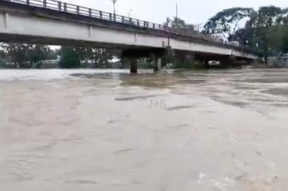ঘূর্ণিঝড় রিমালের প্রভাবে মৌলভীবাজারে টানা দুই দিনের বৃষ্টিতে নদী ও হাওরে পানি বৃদ্ধি, ভাঙন আতঙ্ক