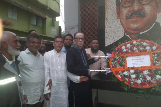 বঙ্গবন্ধুর প্রতিকৃতিতে আনহার মিয়ার শ্রদ্ধা ও শোকরানা দোয়া
