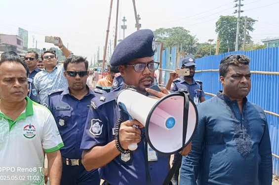 কালীগঞ্জে সড়কে শৃংখলা ফেরাতে রাস্তায় নামলেন ওসি