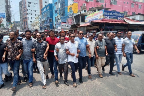 ফরিদপুরে বিএনপি'র ব্যানার ফেস্টুন বিলবোর্ড অপসারণের প্রতিবাদে যুবদলের বিক্ষোভ মিছিল