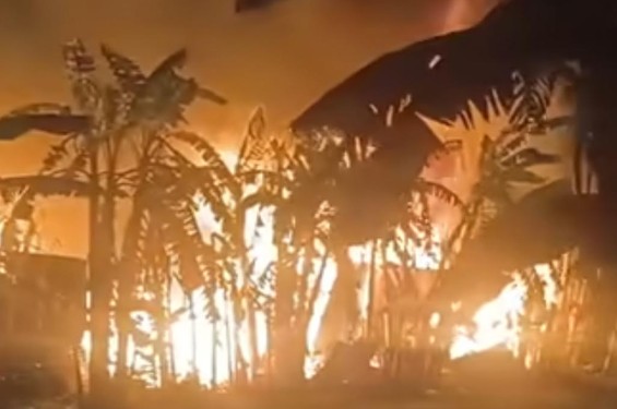 ফরিদপুরের  বজ্রপাতে তুলার গোডাউনে আগুন