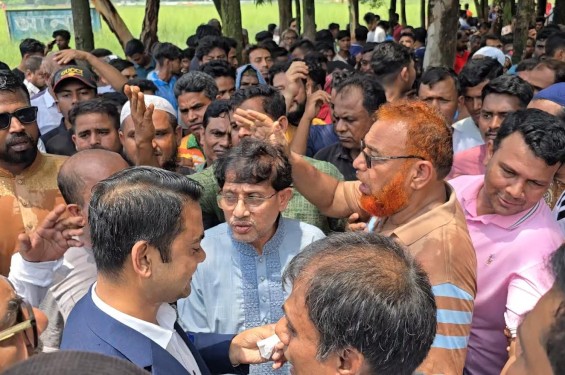 সালমান এফ রহমানের দখল থেকে  রূপগঞ্জে সরকারী রাস্তা উদ্ধার, এসিল্যান্ডের বাঁধায় উত্তেজনা,