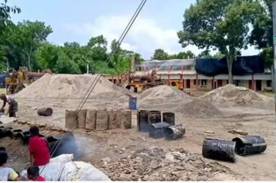 ঝিনাইদহে বিদ্যালয় প্রাঙ্গণে বিটুমিনের কালো ধোঁয়ায় ব্যাহত হচ্ছে লেখা-পড়া, স্বাস্থ্য ঝুঁকিতে শিক্ষার্থীরা