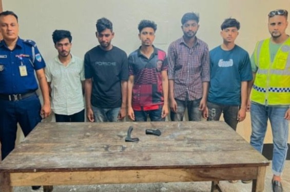 যশোর ঝিকরগাছায় তরুণীকে উত্ত্যক্ত করায় ৫ জনকে আটক করেছে সেনাবাহিনী