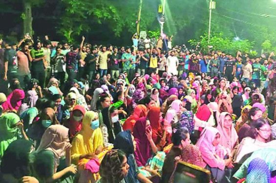 কী হচ্ছে ঢাকা বিশ্ববিদ্যালয়ে