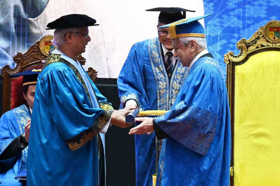 প্রধান উপদেষ্টাকে সম্মানসূচক ডক্টরেট ডিগ্রি দিলো ইউকেএম