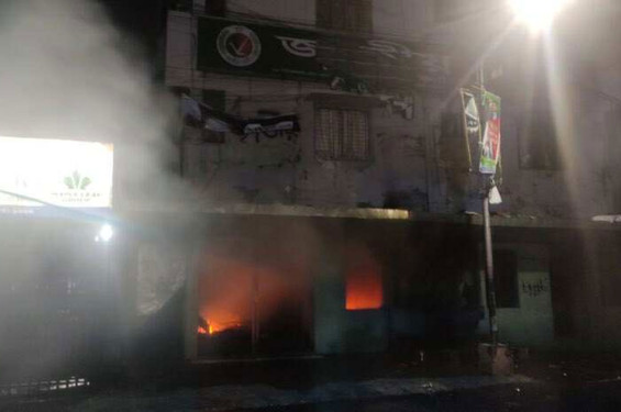 জাতীয় পার্টির কেন্দ্রীয় কার্যালয়ে হামলা-অগ্নিসংযোগ