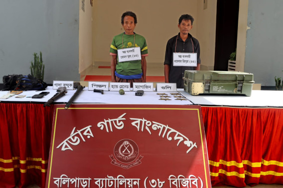 থানচিতে যৌথবাহিনীর অভিযান: দুই অস্ত্র পাচারকারী ও বিপুল পরিমাণ গোলাবারুদ উদ্ধার