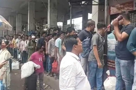 বাস টার্মিনালে যাত্রীর চাপ, দুর্ভোগ চরমে