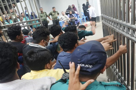 ঢাকা শিক্ষা বোর্ডের ফটক ভেঙে বিক্ষোভ, আহত শিক্ষার্থীদের মধ্যে উত্তেজনা