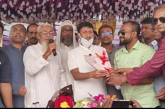 স্ত্রীর কিডনিতে নতুন জীবন, হেলিকপ্টারে গ্রামে ফিরলেন কুদ্দুস বিশ্বাস