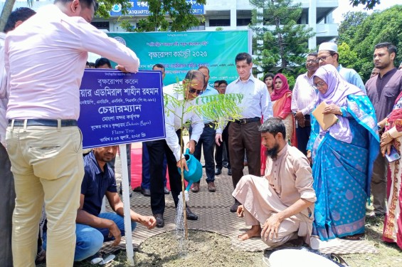 মোংলা বন্দরে বৃক্ষরোপণ কর্মসূচি উদ্বোধন করলেন চেয়ারম্যান