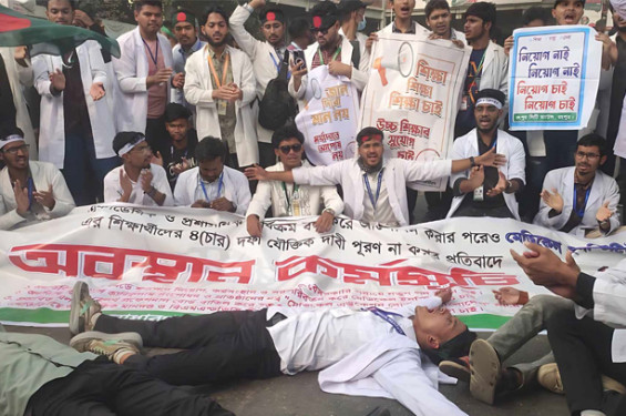 চার দফা দাবিতে শাহবাগ মোড়ে ম্যাটস শিক্ষার্থীদের বিক্ষোভ