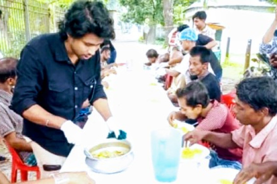 রাজবাড়ীতে মাত্র দুই টাকায় খাসির গোস্ত ও ইলিশ খিচুড়ি