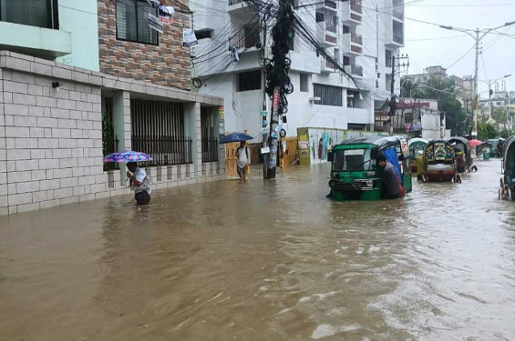 ১৫০ মিলিমিটার বৃষ্টিতে চট্টগ্রামে জলাবদ্ধতা, ভোগান্তি