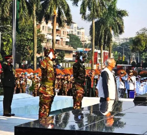 শিখা অনির্বাণে শ্রদ্ধা নিবেদন করলেন রাষ্ট্রপতি ও প্রধান উপদেষ্টা