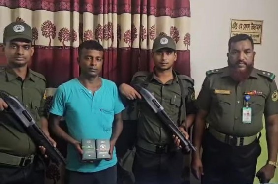 ২০ বাংলাদেশির পাসপোর্টসহ ভারতীয় ট্রাকচালক আটক