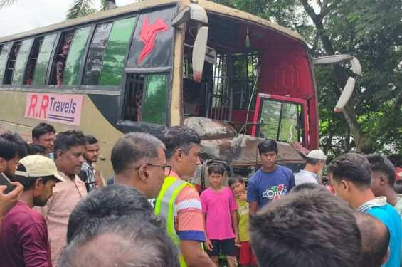 নাটোরে গরুবাহী নছিমনে বাসের ধাক্কায় নিহত ৩